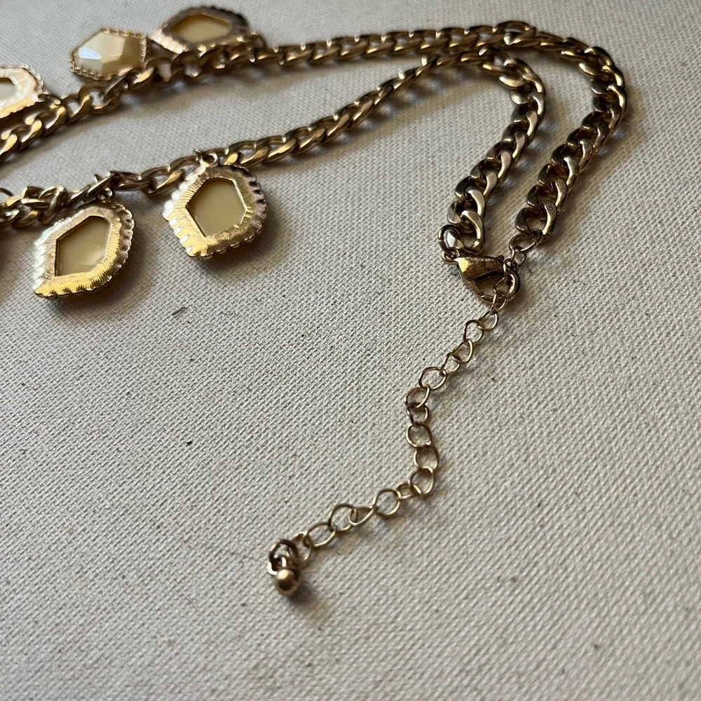 Vintage-Inspired Yellow Geometric Statement Necklace - Picture 3 of 4